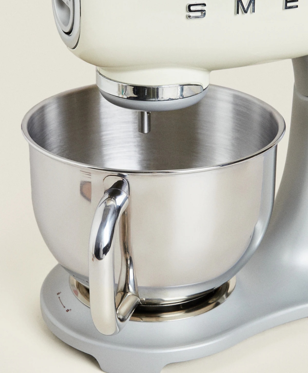  Smeg smf01 stand mixer